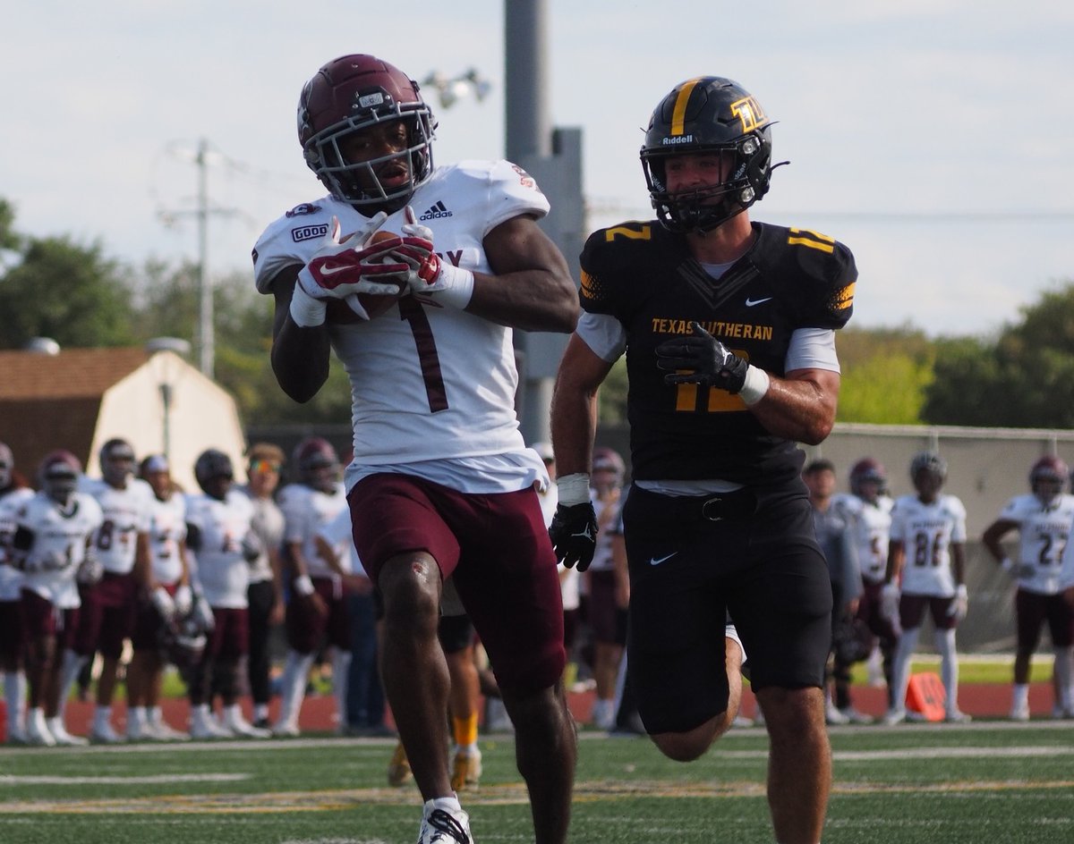 McMURRYFOOTBALL's tweet photo. FIGHT the #GOOD fight.
                    FINISH the race.
Keep the FAITH.

#WarHawksFAW
#Decide2Fly https://t.co/gJMp3EH4eu
