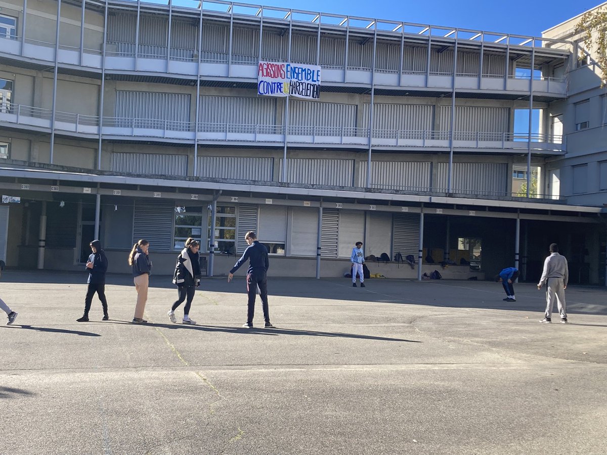 SandrineMur's tweet photo. On prépare activement la journée de lutte contre le harcèlement au @DidierDaurat ! Nos élèves ambassadeurs contre le harcèlement et nos élèves internes préparent les visuels pour une action collective demain à 10h00. #harcelement @DSDEN31 @actoulouse https://t.co/fAMwPjFUER
