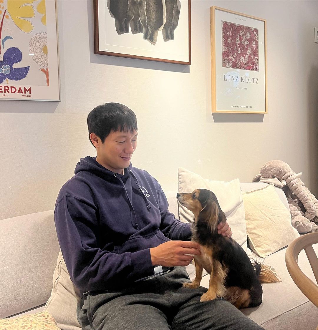 hibbbog's tweet photo. 미띤...... 강아지랑 같이 노는 손석구 실존 ㅠ ㅠ.... https://t.co/fOgKbhQHv3