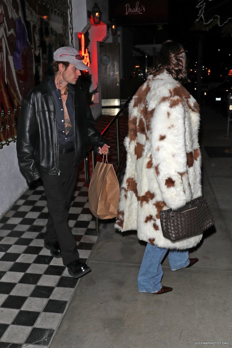 🚨SEM A BARBA! Justin Bieber e Hailey Bieber ontem a noite.