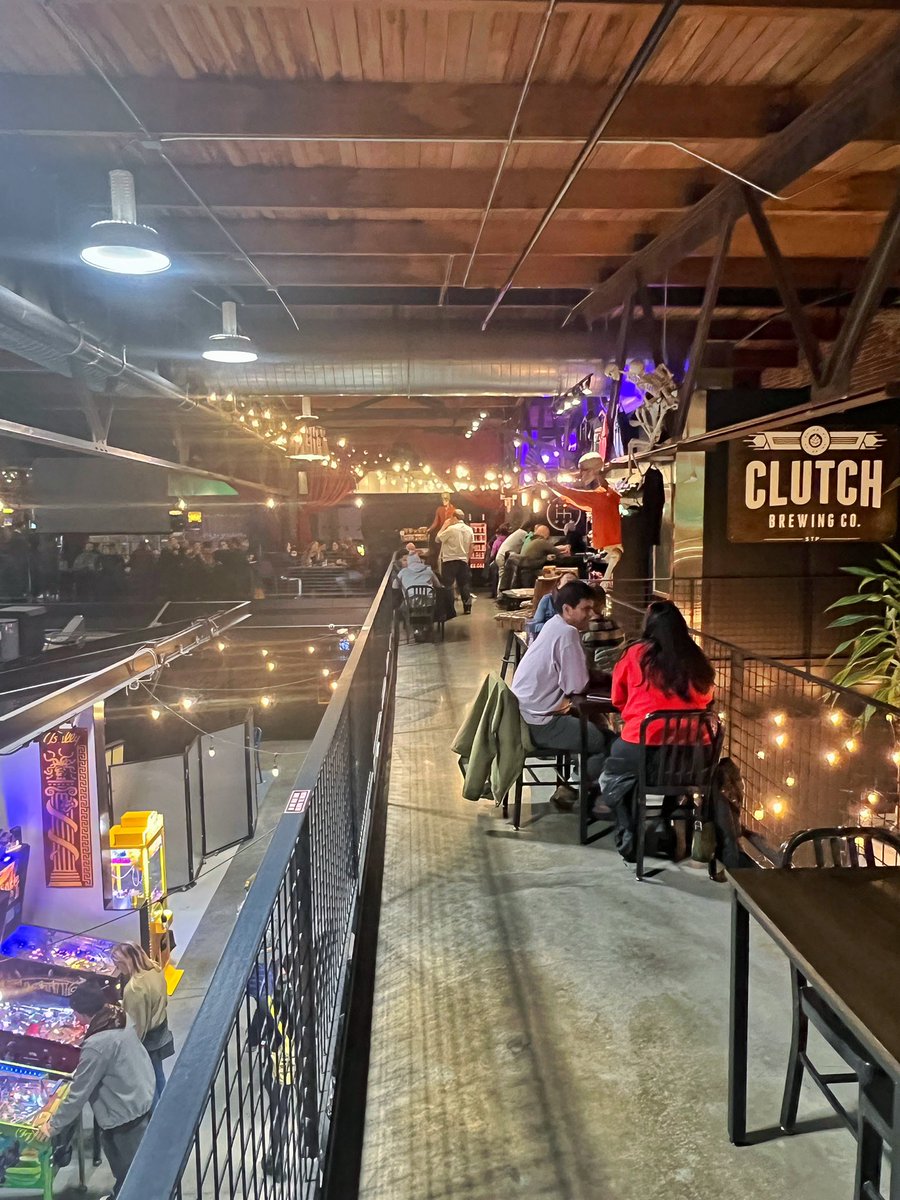 Wednesday happy hour - come and get it! An extra $2 off end-of-the-season deals from 3-6pm 🤌

#clutchbrewing #stpaulmn