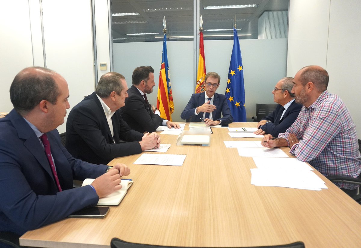 GVAIgualtat (@gvaigualtat) on Twitter photo 🏡 El SA de Vivienda <a href="/sfmiralles/">Sebastián Fernández Miralles</a> se ha reunido con Pablo Ruíz alcalde <a href="/ajuntamentelx/">Ayuntamiento de Elche - Ajuntament d'Elx</a> y Antonio Martínez, gerente de <a href="/Pimesa_Elche/">Pimesa</a> para hablar sobre el Plan de renovación Urbana del Barrio de San Antón y otros proyectos de viviendas sociales 🏡 El SA de Vivienda <a href="/sfmiralles/">Sebastián Fernández Miralles</a> se ha reunido con Pablo Ruíz alcalde <a href="/ajuntamentelx/">Ayuntamiento de Elche - Ajuntament d'Elx</a> y Antonio Martínez, gerente de <a href="/Pimesa_Elche/">Pimesa</a> para hablar sobre el Plan de renovación Urbana del Barrio de San Antón y otros proyectos de viviendas sociales