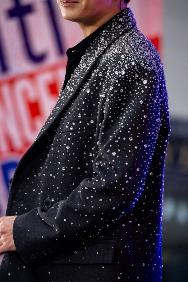 TODAYshow's tweet photo. ✨jung kook outfit details ✨

📸: Nate Congleton
Sponsored by Citi. #JungKookOnTODAY #citiconcertseries #BTS @BTS_bighit https://t.co/YHkE7eW1X2
