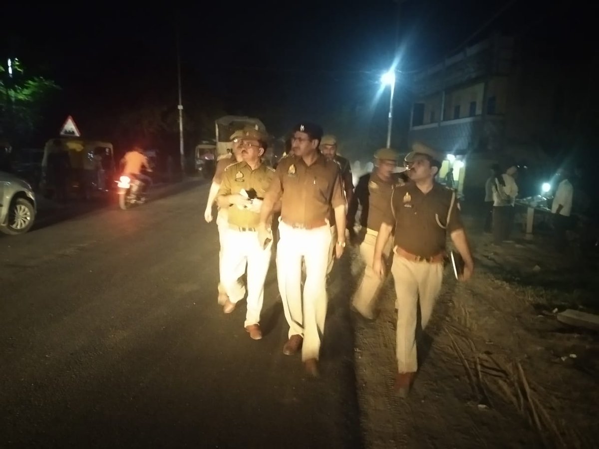 mirzapurpolice's tweet photo. #SP_Mirzapur #अभिनन्दन के निर्देशन में #CO_Operation व #सर्किल_ऑपरेशन के थानो द्वारा आगामी त्यौहारो को सकुशल सम्पन्न कराने, शांति एवं कानून व्यवस्था को अक्षुण्ण बनाये रखने के दृष्टिगत क्षेत्र में पैदल गश्त/वाहन चेकिंग कर आमजन को कराया गया सुरक्षा का एहसास।
#UPPolice #Mirzapur https://t.co/CwPYslSCwD