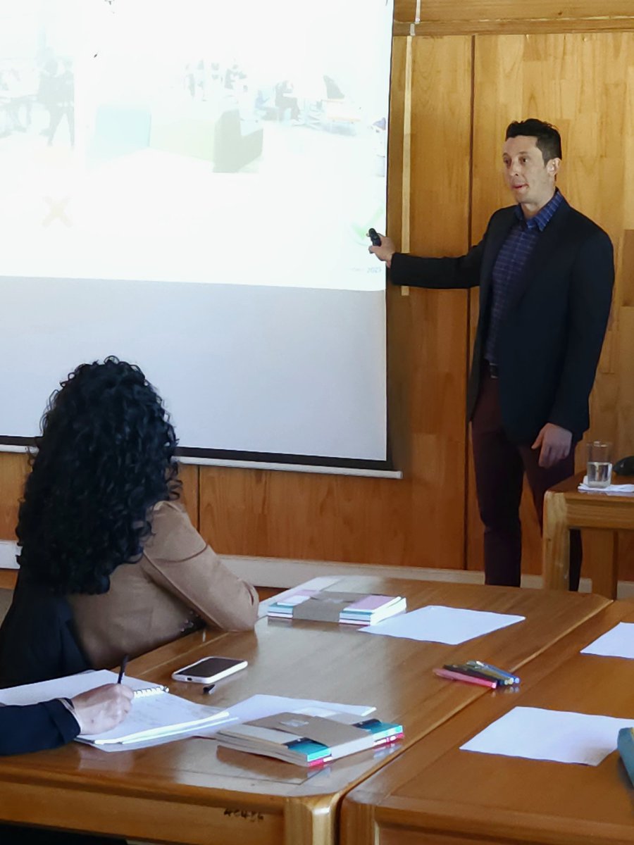 #AHORA Se desarrolla Workshop y Seminario Diseño de Entornos de Aprendizaje para la Innovación Educativa de Proyecto Future Edu Space. En Sala de postgrado de @farcodiubb #Hilo