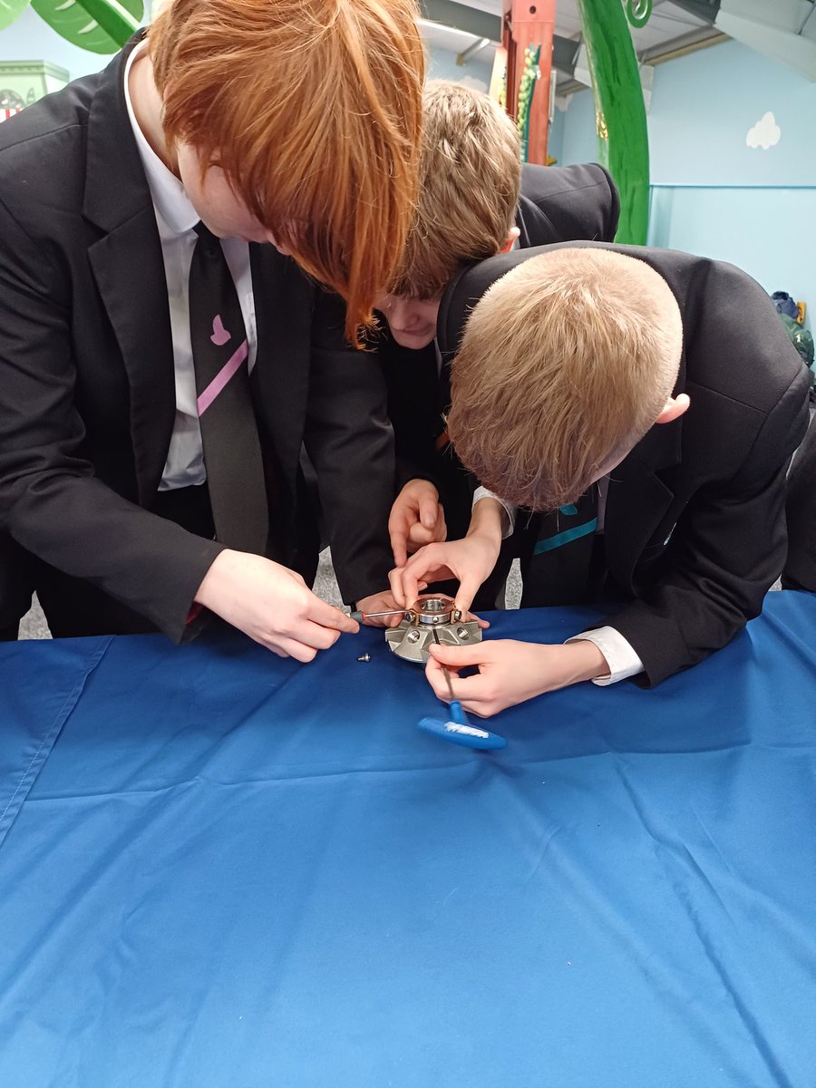 Mrs_R_Hunter's tweet photo. Last workshop of the day, taking apart and reassembling seals. @PenistoneGS @PenGS_Science @AESSEALplc https://t.co/l4oFAjwJfW