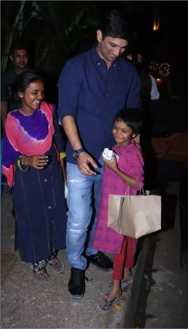 SurekaA123's tweet photo. The way Sushant made his SSRians &amp; his surroundings feel through love &amp; act of kindness, is the reflection of his morale that he gets from his mother &amp; family 💞

Kindhearted Sushant ⭐
@withoutthemind @divinemitz @shwetasinghkirt https://t.co/fgsN3htIzL