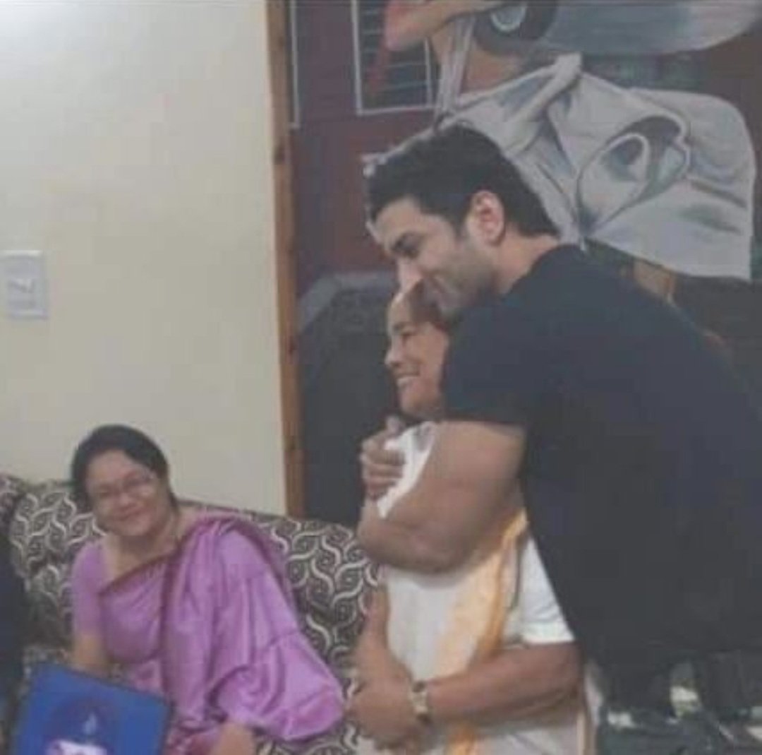 SurekaA123's tweet photo. The way Sushant made his SSRians &amp; his surroundings feel through love &amp; act of kindness, is the reflection of his morale that he gets from his mother &amp; family 💞

Kindhearted Sushant ⭐
@withoutthemind @divinemitz @shwetasinghkirt https://t.co/fgsN3htIzL