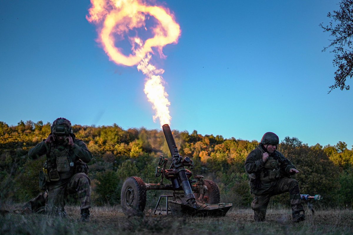 Plus est en toi 🦅

A Canjuers, les artilleurs parachutistes de la première batterie s’entraînent au tir mortier dans le cadre de leur préparation opérationnelle 🔥

@armeedeterre <a href="/3eDivision/">3eDivision FL</a>