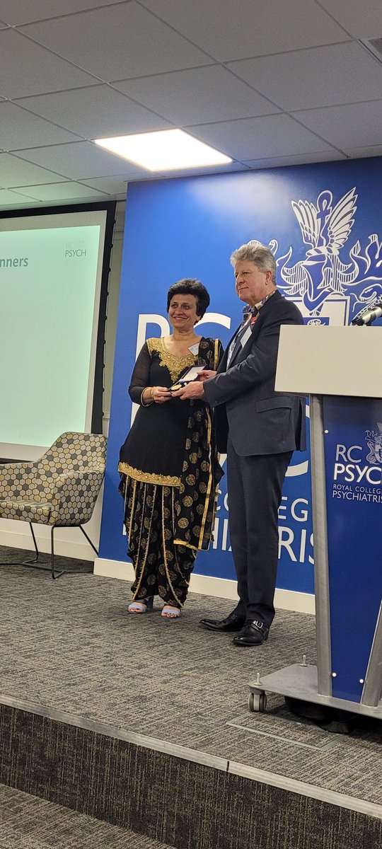 President's medal Prof Alaka Ahuja from @DrAdrianJames RCPsych Awardsc@ RCPsych 👏🏻👏🏻👏🏻