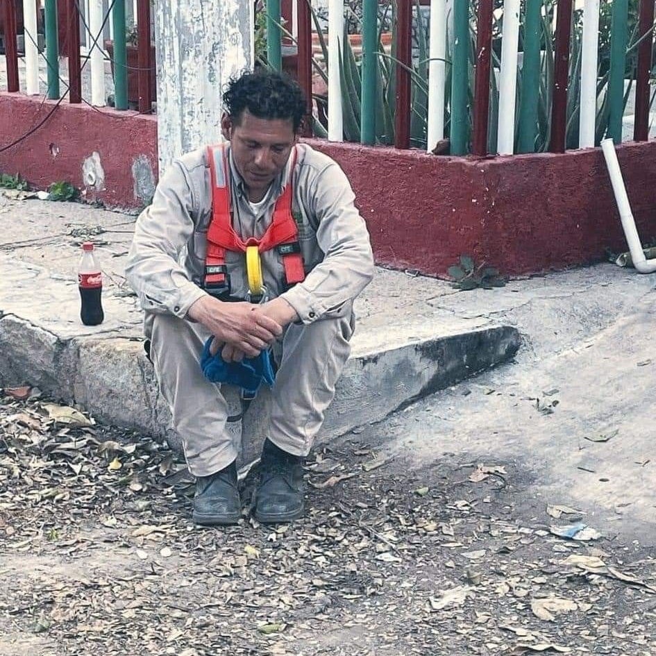 "Trabajador de CFE, Se que estas cansado, que tus jornadas son arduas y duras, que tal vez estés lejos de tu FAMILIA, que tus alimentos posiblemente no los estés comiendo en tus horarios habituales, pero solo quiero que sepas que cada acapulqueño, te da las gracias por tu gran