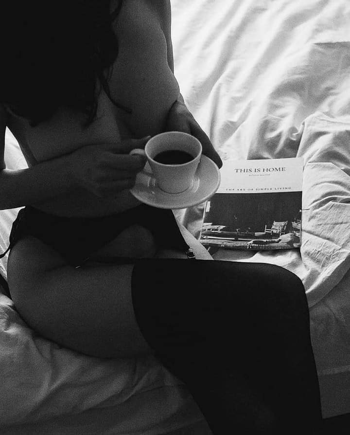 Me gusta oler a ti... 
Al aroma de madrugada
inconfundible de la pasión.
A tu aroma dulce. 
A la calidez de tus
buenos días...
A café recién hecho.

#UnaPlumaYUnDesvelo
#CafeConTuPoesia
#LetrasConDeseos