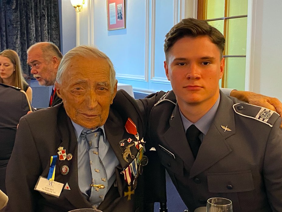 An incredible moment of generational wisdom! In these captivating photos taken at @RAFNortholt, 101-year-old Lt Jan Stangryciuk-Black shares a lifetime of wisdom with a student from the Polish Air Force University in Dęblin, 80 years his junior. 
What knowledge or advice do you…