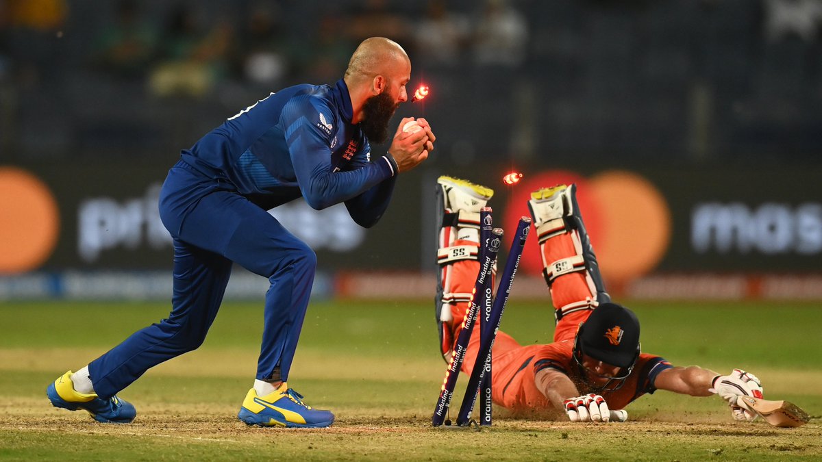 RUN OUT! ❌ Smart work in the field from Moeen Ali and Wesley Barresi is out of his ground and gone for 3️⃣7️⃣. 🇳🇱 6️⃣7️⃣-3️⃣ #EnglandCricket | #CWC23