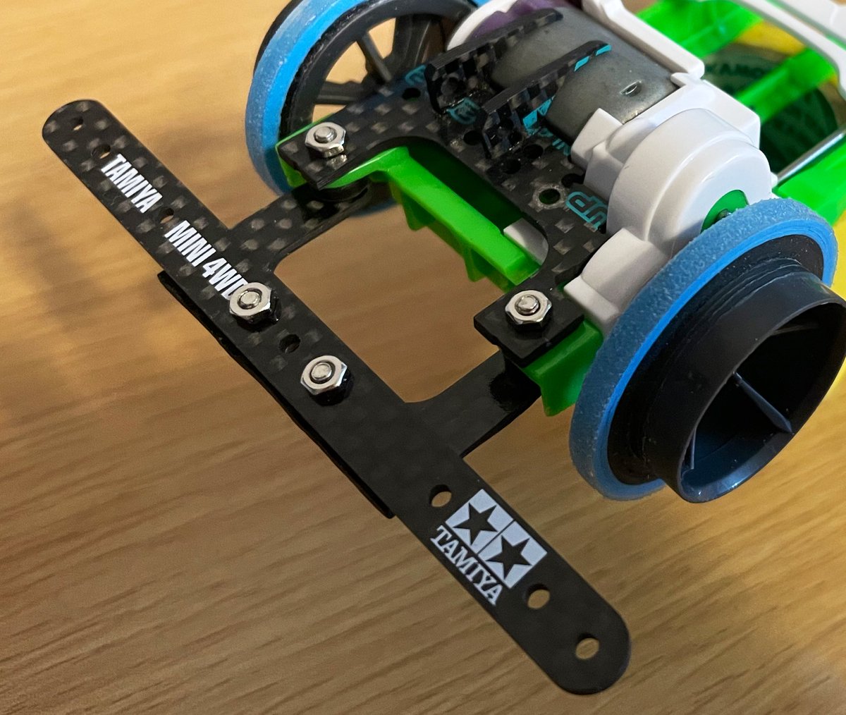 SpeechMzn's tweet photo. As I lay in bed recovering from influenza, I thought that this structure would not be able to hold the thrust angle.
Until the layout change, the remaining chances are decreasing.
#mini4wd
#FMVS
#フラット https://t.co/Hf9B1W5a6i