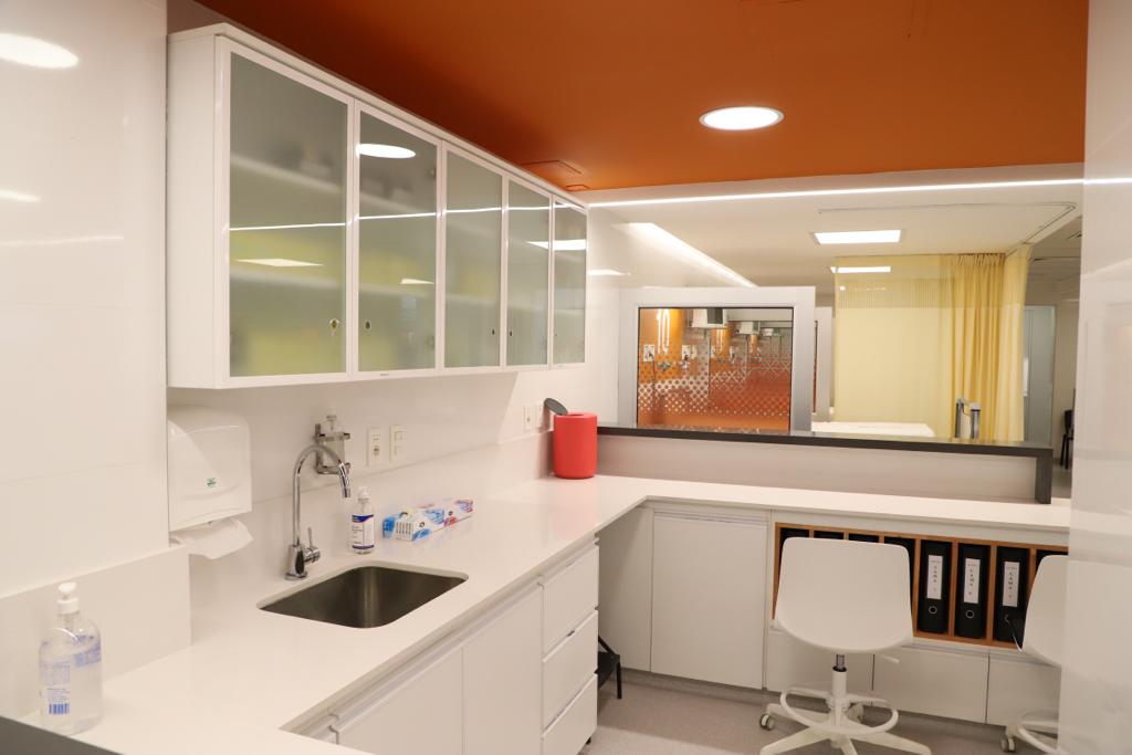 hcmquintela's tweet photo. Quedó inaugurada la nueva área de Emergencias en el Hospital de Clínicas con infraestructura y tecnología de última generación. El Hospital Universitario recibe unas 170 consultas diarias en Emergencia de las cuales un 10% son graves. La inversión alcanzó los 20 millones de pesos https://t.co/z6XuJKHU0d