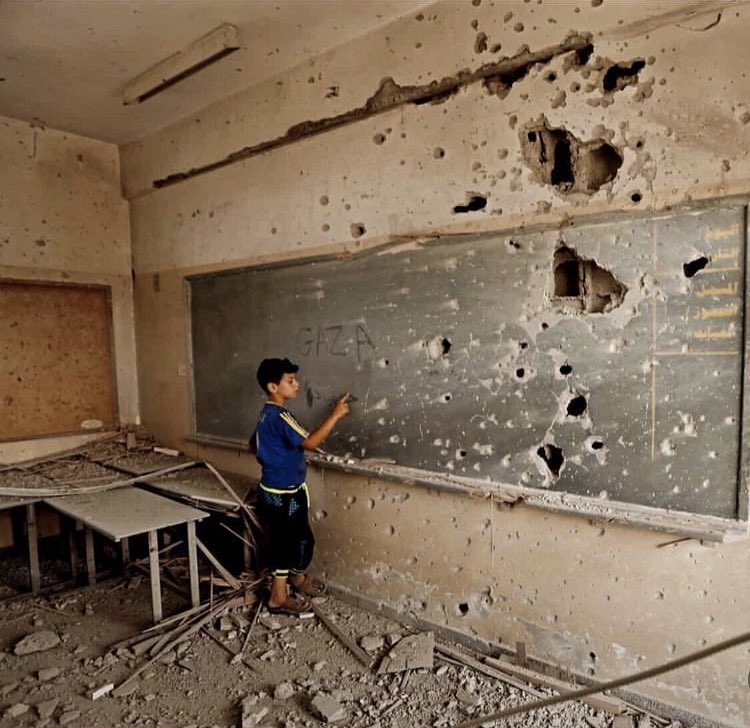 Bir Filistinli çocuğun sözleri:

"Önce medeniyeti yeniden inşa edeceğiz, 
yeniden kara tahtaların başında elimizde tebeşirle insanlara insanlığı öğreteceğiz.."