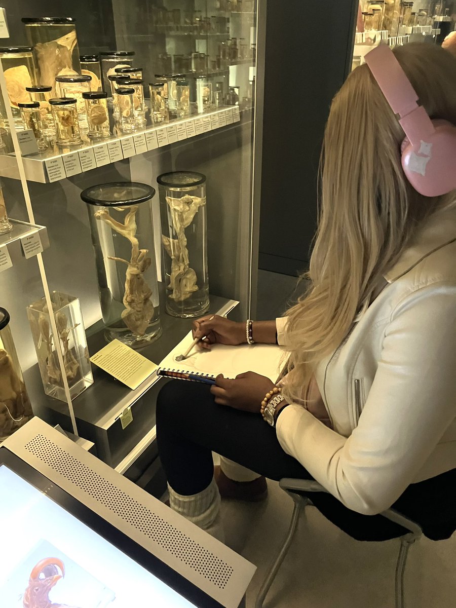 Art_bchs's tweet photo. Our sixth form artists enjoyed a wonderful day yesterday visiting a host of London galleries and museums, creating live drawings and then watching #graysonperry in the evening! Thank you to everyone for making it such a success 🎨🎭 #LoveArt #LifeAtOsborne #BCHS #Alevelart https://t.co/V3Z51w83ap