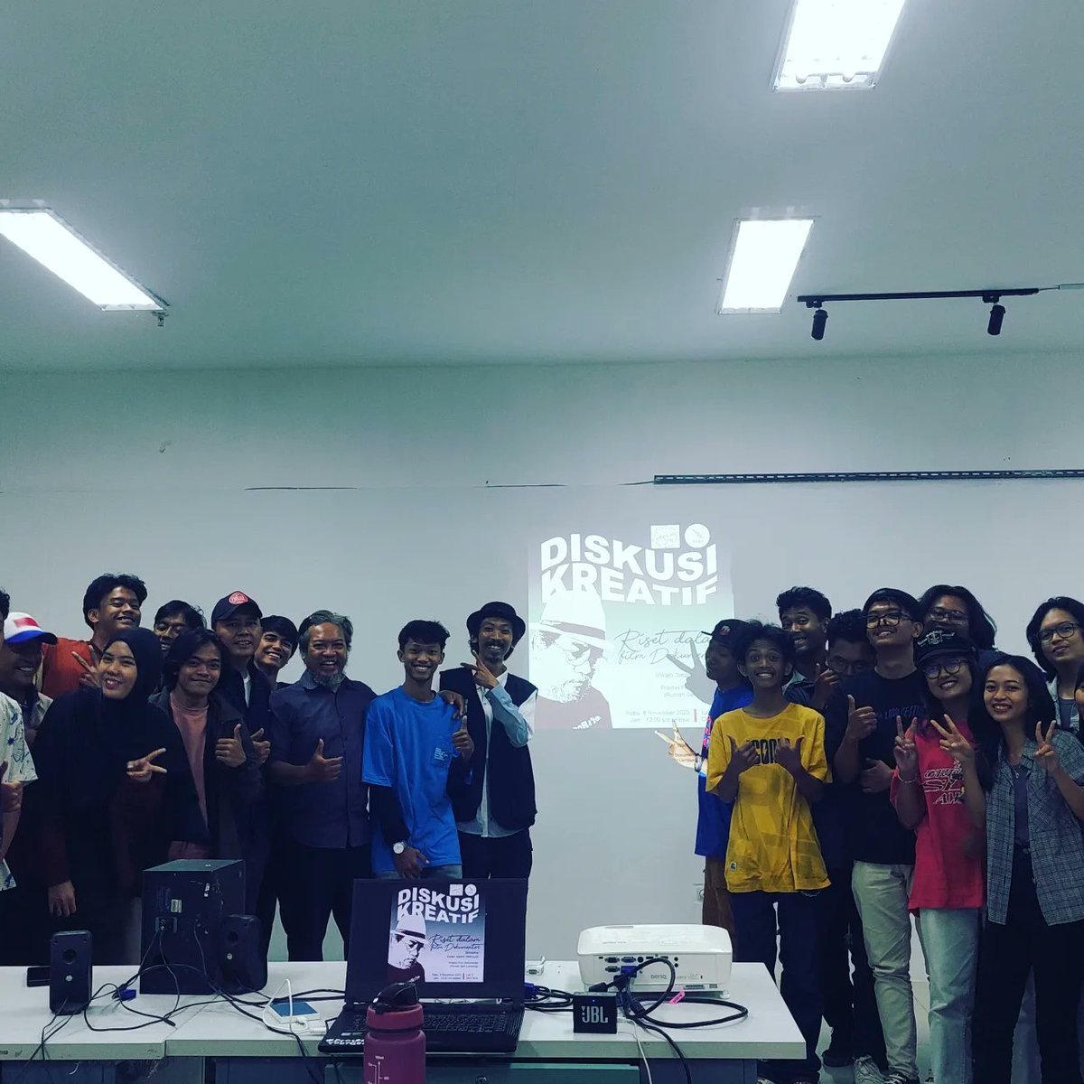SeniLampung's tweet photo. Sesi DISKUSI KREATIF #2

"Riset Film Dokumenter"

Organized by Rumah Seni Lampung &amp; DKV ITERA Lampung.

Peserta diskusi oleh mahasiswa dan mahasiswi DKV ITERA.

Irwan Wahyudi (Narasumber) ;
Berbagi pengalaman tentang Riset dan proses pembuatan film dokumenter. https://t.co/MYimUuvXOd