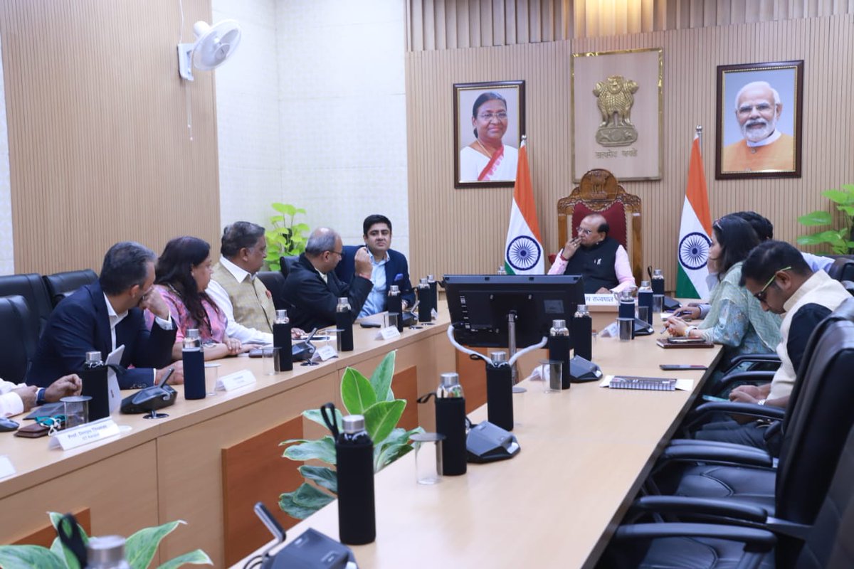 LtGovDelhi's tweet photo. A delegation from CII &amp; IIT, Kanpur met today to discuss the possibility of Cloud Seeding- Artificial rain in the Capital, for mitigating the prevelant air pollution.
Enquired about the effectiveness of the technology and asked them to submit a concrete proposal. https://t.co/6FYoDlGiJz