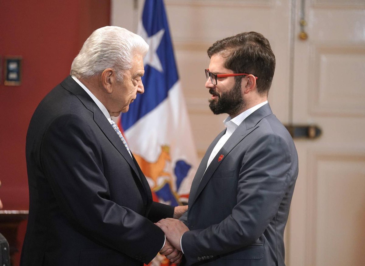A sólo 2️⃣ días de la #Teletón2023, <a href="/DonFranciscoTV/">DON FRANCISCO TV</a> es recibido por el Presidente <a href="/GabrielBoric/">Gabriel Boric Font</a> en La Moneda. 

En la cita estuvieron presentes el director de <a href="/Teleton/">Teletón Chile</a>, Benjamín Díaz, el para deportista <a href="/AbarzaAlberto/">Alberto Abarza Diaz</a>, la ministra <a href="/ximenaguilera/">Ximena Aguilera</a> y la subsecretaria <a href="/p_poblete_m/">Paula Poblete M.</a>.