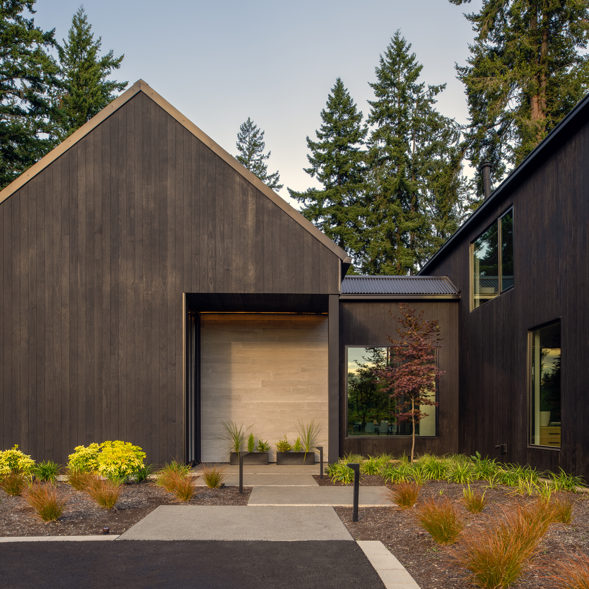 The Trailblazer project displays more than 6,100 sq. ft. of reSAWN TIMBER co.'s CUSTOM charred Accoya® exterior cladding.
+
Builder: Lang Curtis Custom Homes
Designer: Citizen Designer 
Photographer: Andrew Storey
