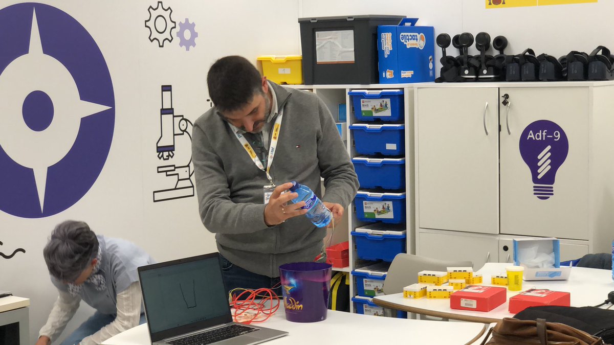 EvaMaria_Gomis's tweet photo. 🔈Finalizada la formación "Desarrollo de competencias digitales avanzadas en el Aula del Futuro" @educaINTEF @AdF_RdeMurcia volvemos con la mochila cargada de experiencias educativas #Robótica #PensamientoComputacional e #IA @VictorMarinNav @Educarm @sifopcarm @CPRRegionMurcia https://t.co/4dTSLTyZwI