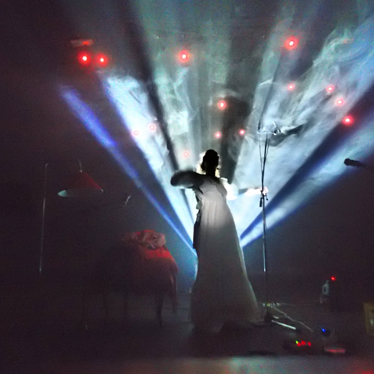 Et puis voici mon cœur, pièce de  théâtre musicale par la Compagnie Oui Bizarre, ça  commence aujourd’hui et ça joue jusqu’à samedi, tous  les soirs à 21 h !

À l’orée du rêve, une noctambule se révèle dans la chambre de son imaginaire…

Photo © Bruno Wagner