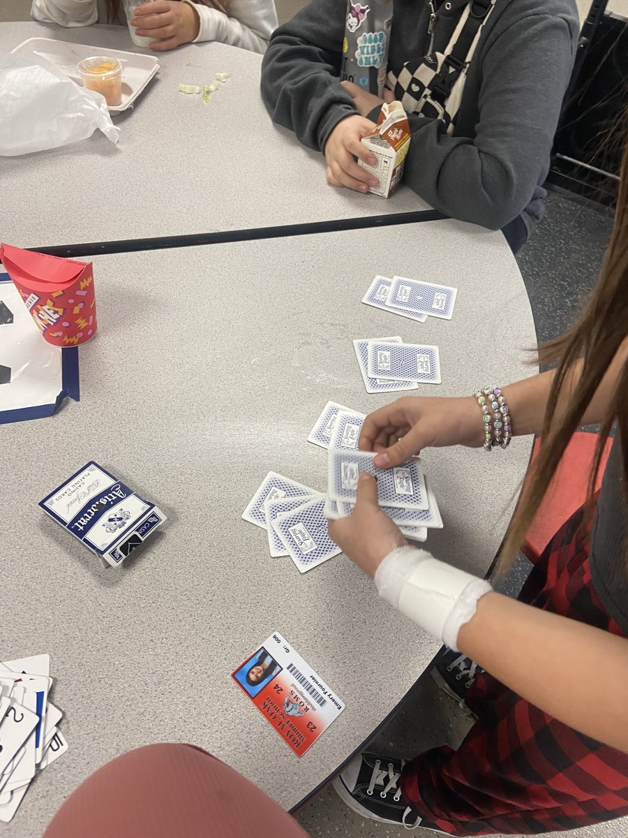 royaloakschools's tweet image. Students at ROMS take a break for recess during a busy school day! It&apos;s Wellness Wednesday, and we&apos;re all about supporting student well-being. 😊 
#ROSCommunityofExcellence #WellnessWednesday #ProudtobeaBulldog