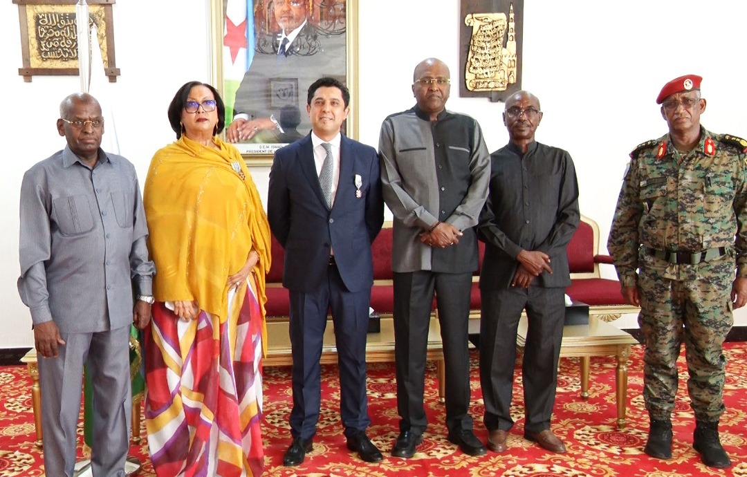 primaturedjib's tweet photo. 🟢🏅Le #PM @A_KAMIL_MOHAMED élèvent M. Farid Bouri, DG de la #BOAMR et Mme Fathia Askar Farah, Directrice de l’exploitation de la #BOA respectivement au rang d’#Officier et de #Chevalier dans l’#Ordre_National du 27 juin.

https://t.co/WbPd6SZfgj.

#DJIBOUTI #Primature #BOAMR https://t.co/6eIO3LTFnj