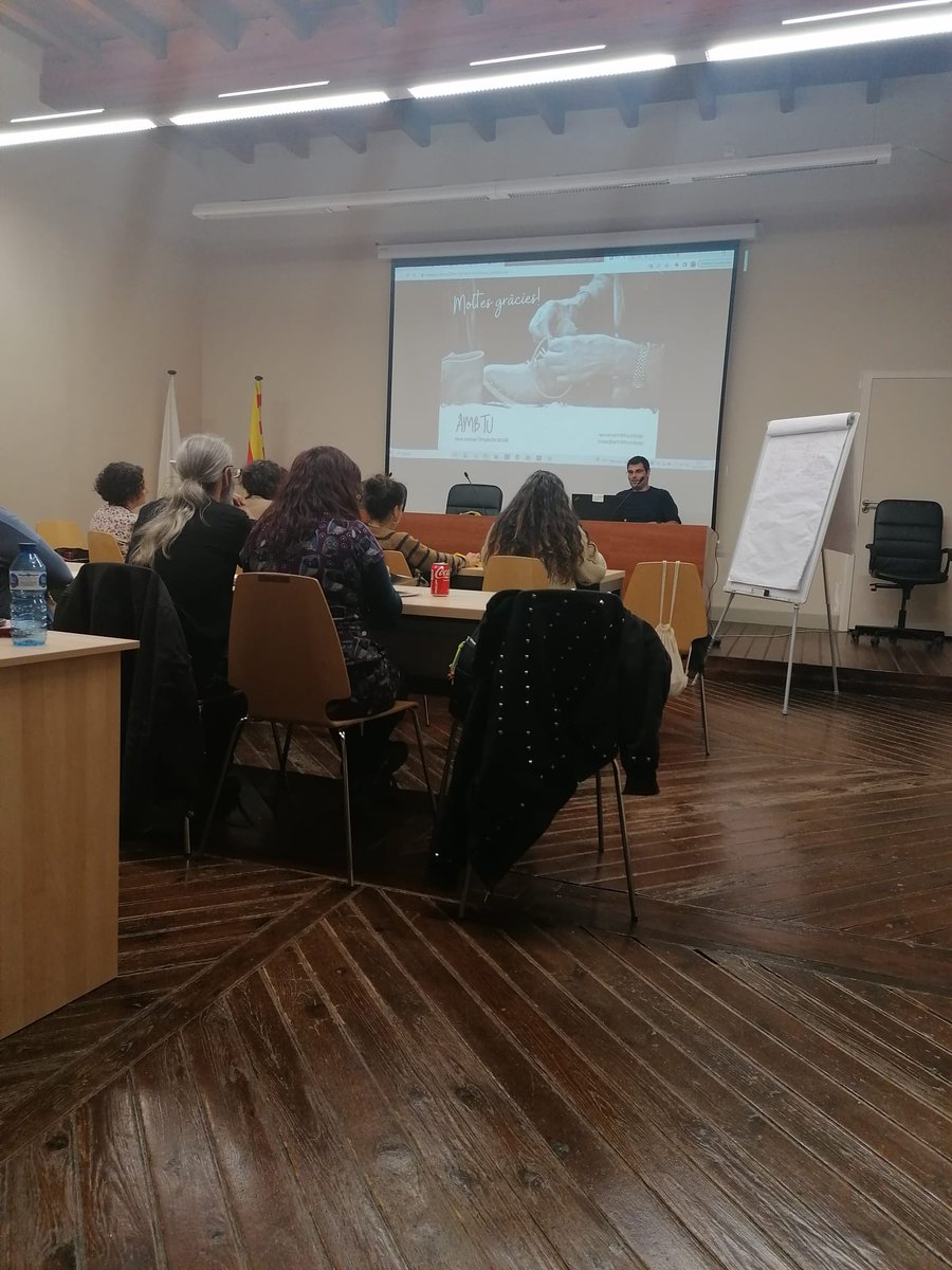 🧑‍💼AmbTu va realitzar la formació pràctica: "Millora la gestió economicofinancera del teu negoci creatiu!",  per a gestionar i millorar projectes artesans i creatius

Aquí👇 podeu veure algunes imatges de la nostra sessió

🔗ambtu.coop/serveis/
#AnoiaExperienciaArtesana #ESS