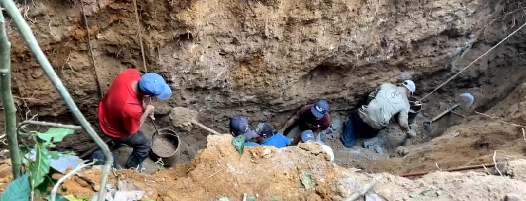 fdleon84's tweet image. Tres albañiles soterrados  en  aldea Palacal Nahualá Boca Costa de Sololá.

Vecinos y socorristas trabajando para rescatarlos.

Se sabe que se encontraban abriendo una zanja.

Información en desarrollo.