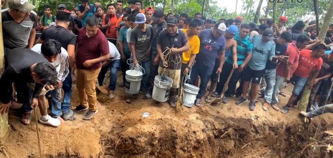 fdleon84's tweet image. Tres albañiles soterrados  en  aldea Palacal Nahualá Boca Costa de Sololá.

Vecinos y socorristas trabajando para rescatarlos.

Se sabe que se encontraban abriendo una zanja.

Información en desarrollo.