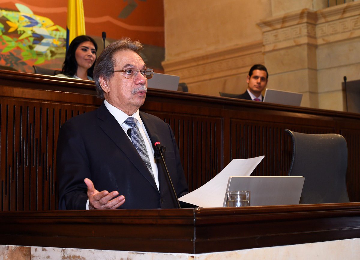 poderlegisla's tweet photo. Representante @armandozabarain @CamaraColombia impone condecoración Orden de la Democracia, Simón Bolívar, en el grado Cruz Oficial a la médica ecuatoriana🇪🇨María José Agusto Álvarez https://t.co/vjfB2lx3YA
