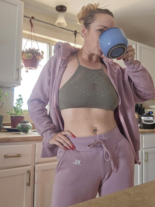 Drinking my coffee keeping warm in my favorite @Blush_Erotica  warm ups. https://t.co/HY1B08bYsh<a href="/tag/realloyalfans"class="tags"><span>#realloyalfans</span></a>