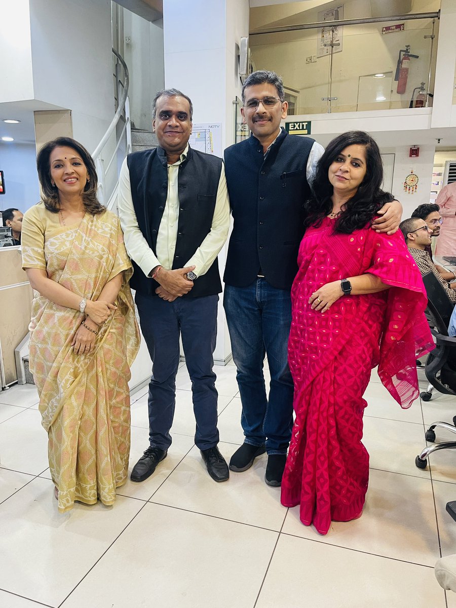 NEETAS11's tweet image. Masti times with friends !! #HappyFaces  @NidhiKNDTV @NaghmaSahar @akhileshsharma1 @sanket @MansiJoshi04 #prediwalihappiness ! 😎