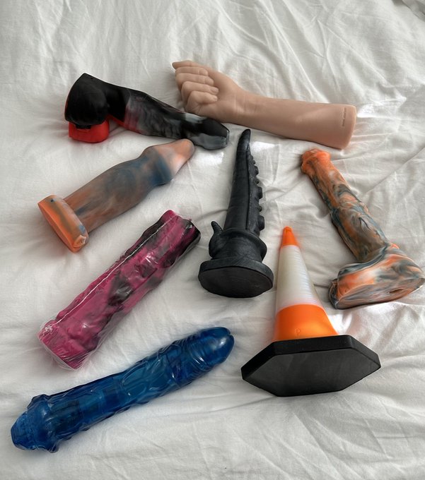 Mmm decisions decisions 🤔😅😅   https://t.co/W4hP8fX7a4 https://t.co/UJTw6sGQ4k