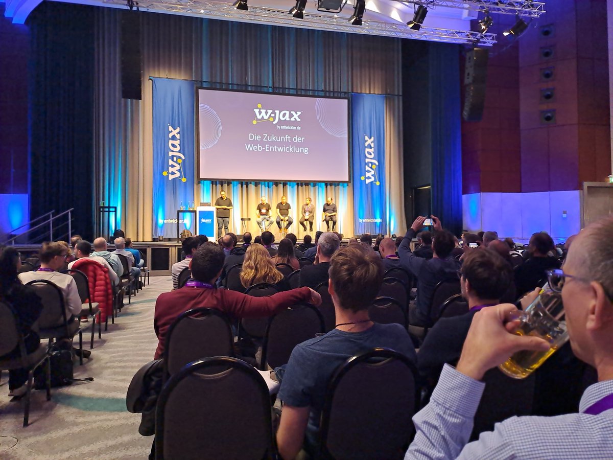JAX (@jaxcon) on Twitter photo 🌍 Die Welt bleibt nicht stehen: Genau darüber reden <a href="/JoergNeumann/">Jörg Neumann</a>, <a href="/ManfredSteyer/">Manfred Steyer</a>, <a href="/nilshartmann/">Nils Hartmann 🌻 @nilshartmann@norden.social</a>, <a href="/kaitoedter/">Kai Tödter 🎹📷</a> und <a href="/rainerhahnekamp/">Rainer Hahnekamp</a> in der heutigen Night Session. Es geht um die Zukunft der Frontend-Entwicklung! 💡
🚀#jaxcon <a href="/entwickler/">entwickler.de</a> 🌍 Die Welt bleibt nicht stehen: Genau darüber reden <a href="/JoergNeumann/">Jörg Neumann</a>, <a href="/ManfredSteyer/">Manfred Steyer</a>, <a href="/nilshartmann/">Nils Hartmann 🌻 @nilshartmann@norden.social</a>, <a href="/kaitoedter/">Kai Tödter 🎹📷</a> und <a href="/rainerhahnekamp/">Rainer Hahnekamp</a> in der heutigen Night Session. Es geht um die Zukunft der Frontend-Entwicklung! 💡
🚀#jaxcon <a href="/entwickler/">entwickler.de</a>