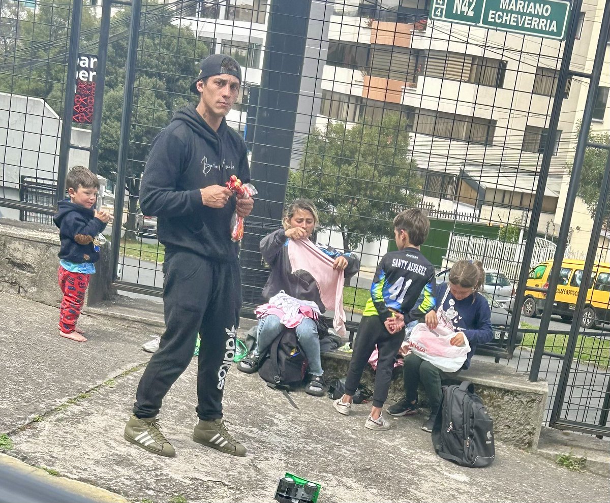 kimontare's tweet photo. Como alguien puede caminar 2.500 kilómetros desde Venezuela, con tres niños pequeños, en condiciones de indigencia total ??

Son seres de otro planeta o los vienen a dejar. https://t.co/IiwHiI8U3n