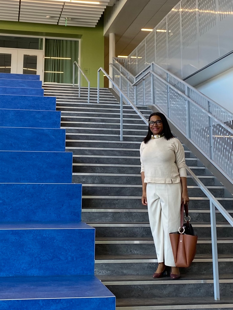 DurhamAcademyAl's tweet photo. A friendly face stopped by to see our new space! Valerie Kennedy ‘81 toured the new Gateway Center and Arts & World Languages Center at the Middle School. It is always great when our alumni can reconnect on campus!
#DurhamAcademy #DAAlumni https://t.co/K85NVcOeQ5