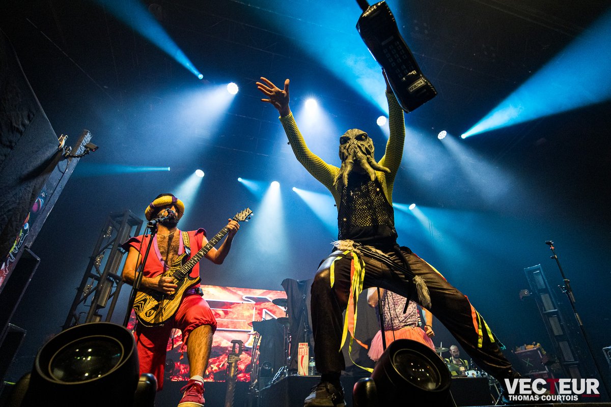 metalhoratio's tweet photo. Combining humor and headbanging, @nanowarofsteel's vibrant performance at MTelus is a must-see through my exclusive photos. 📸🤣🎸 #NanowarOfSteel #MTelus #MetalMusic #ConcertCaptures #MetalMeme https://t.co/6i2uE9X6cu