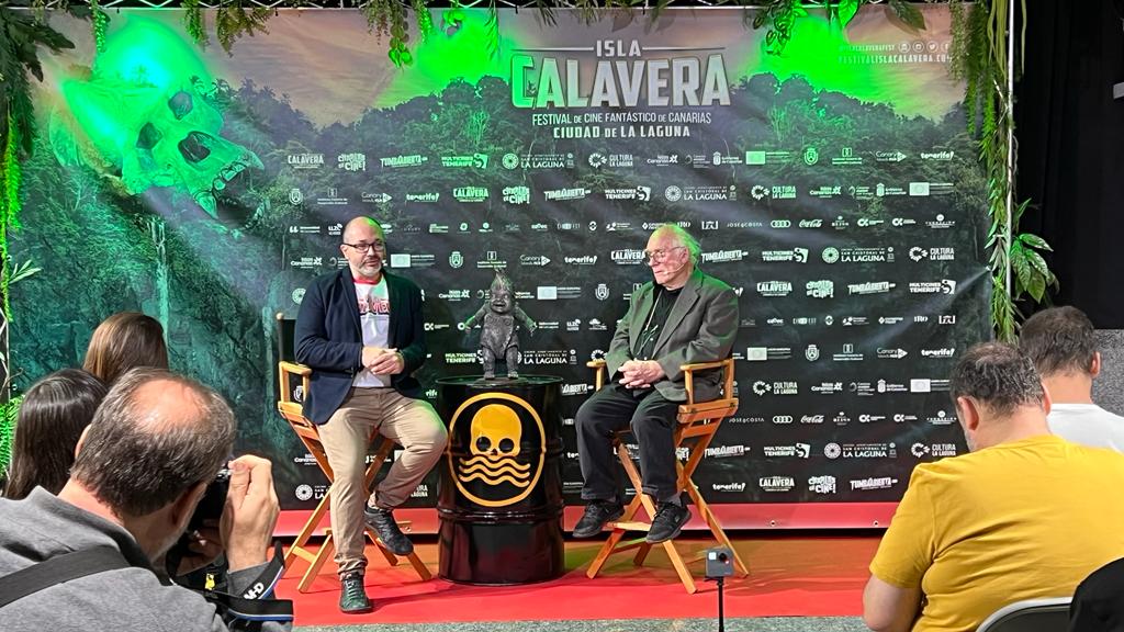islacalaverafes's tweet photo. 💥Gran éxito de asistencia al evento especial de Colin Arthur. El público escucha con gran atención al maestro de los efectos especiales de épicas películas como #Lahistoriainterminable
#ColinArthur #islascanarias @CulturaLaLaguna @CabildoTenerife #Tenerife #cinedeculto #ficción https://t.co/JNWm9UgeZW