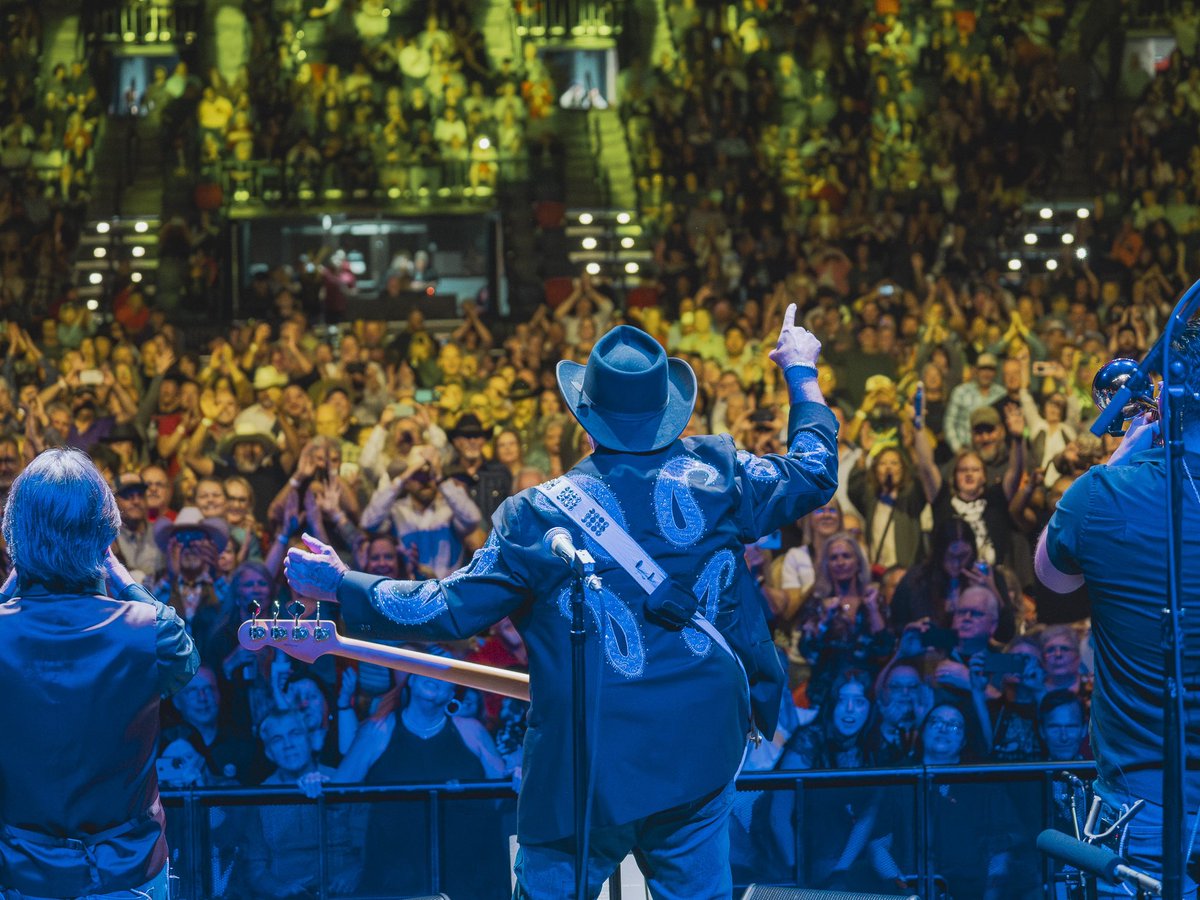 raulmalo01's tweet photo. Kennewick, WA - 10.19.23 | Toyota Center 🚘 We went places!
 📸 @habanamenex #TheMavericks #FallTour23 #TheMavericksLive https://t.co/zC2LIexTQr