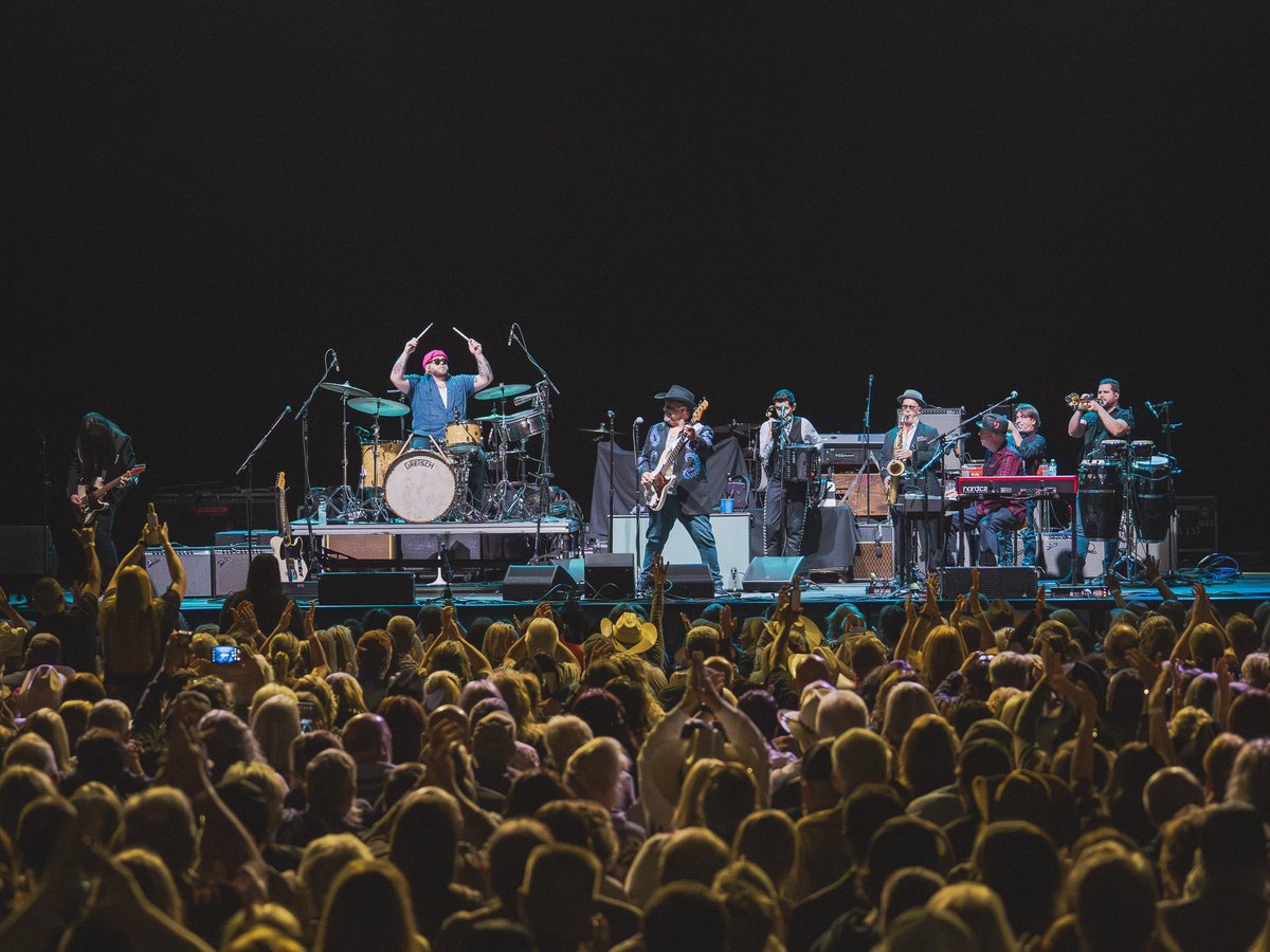 raulmalo01's tweet photo. Kennewick, WA - 10.19.23 | Toyota Center 🚘 We went places!
 📸 @habanamenex #TheMavericks #FallTour23 #TheMavericksLive https://t.co/zC2LIexTQr