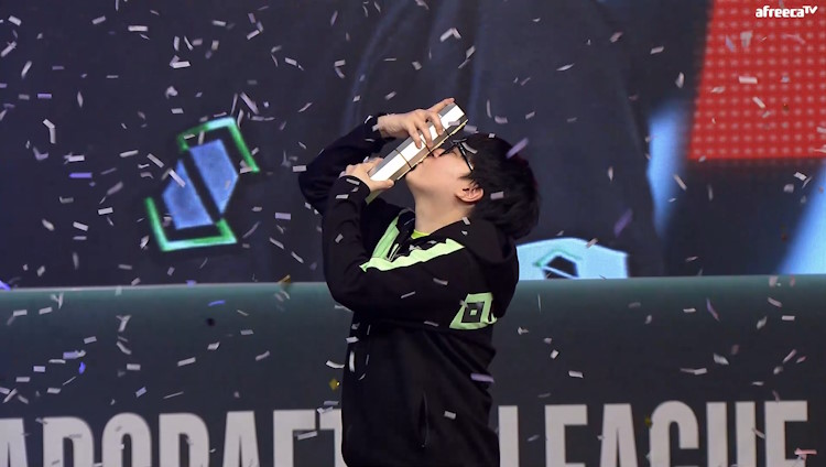 Solar brought his ten year, 31 season Code S title drought to an end, defeating GuMiho 4-1 in the 2023 Code S Season 3 finals.

tl.net/forum/starcraf…