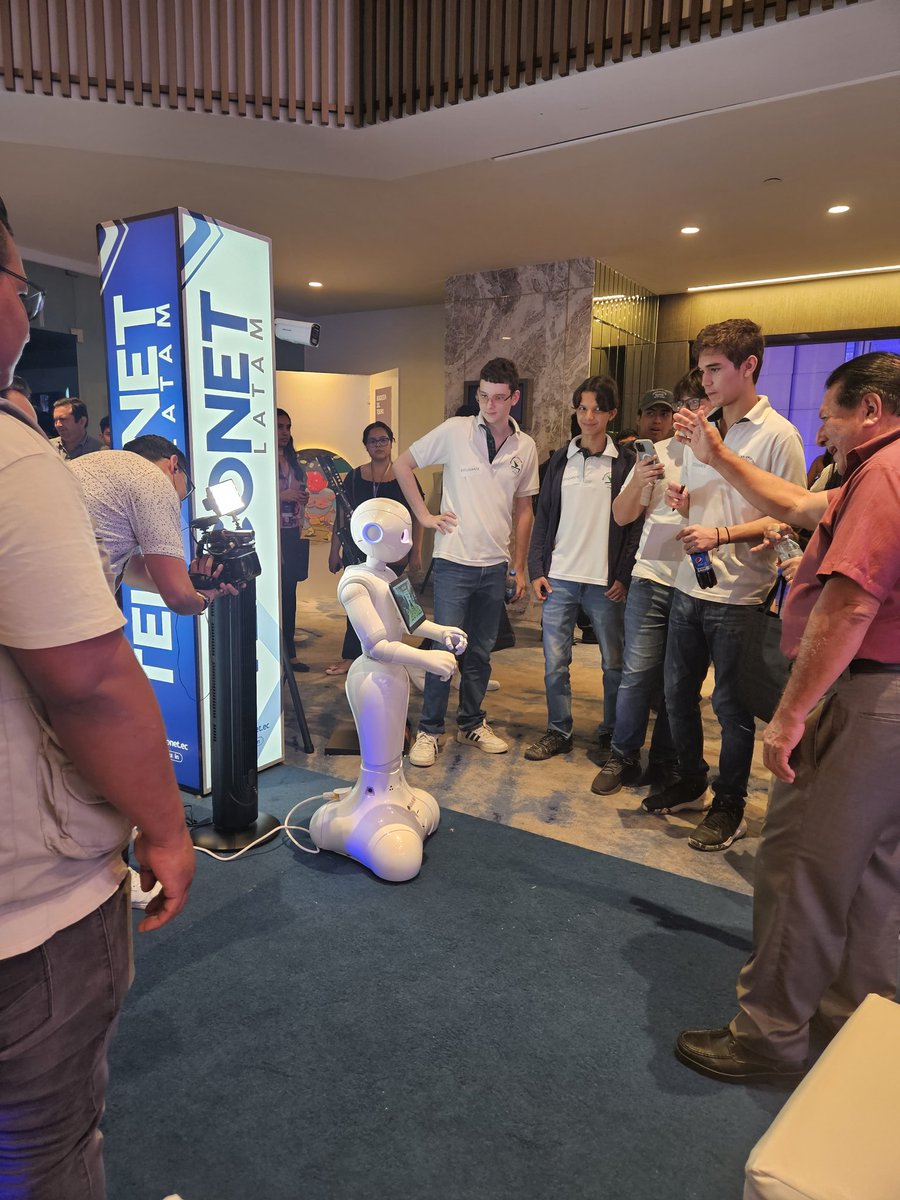 TelconetLatam's tweet photo. Dos días llenos de tecnología e innovación en #InnovaTLATAM 🚀 Hoy los esperamos en nuestro stand para darles a conocer nuestras soluciones innovadoras basadas en inteligencia artificial. @pepper_telconetlatam https://t.co/bv1PqLSQFX
