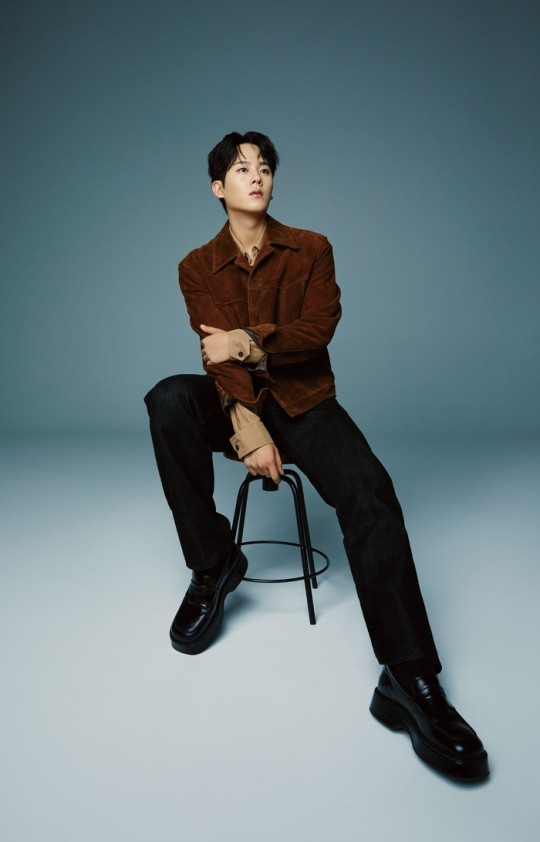 Musasian_fr's tweet photo. #LeeJeongha, acteur de renom dans le drama "#Moving", a fait ses débuts dans un magazine japonais coréen. Il a partagé son dévouement pour son rôle dans "#Moving" lors d'une interview et sera le MC de "Music Core" dans l'émission "#Show!" de MBC à partir du 11. https://t.co/hVTOy9Gs6m
