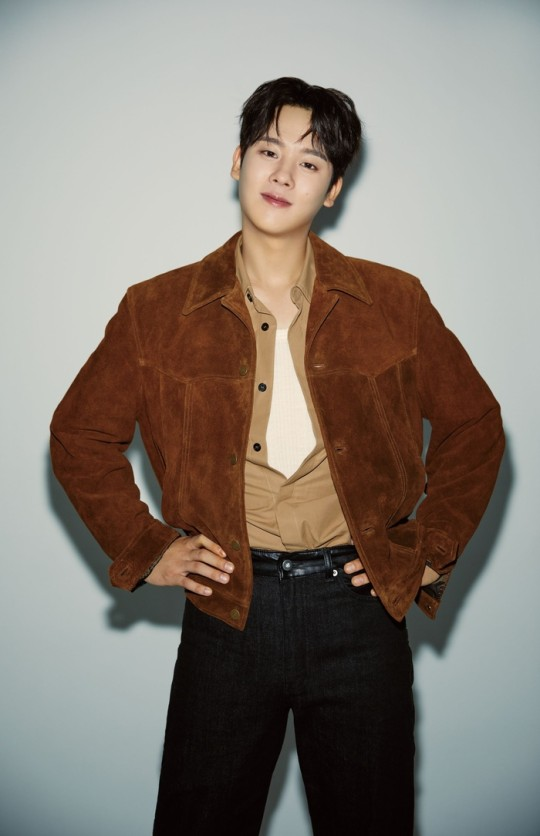 Musasian_fr's tweet photo. #LeeJeongha, acteur de renom dans le drama "#Moving", a fait ses débuts dans un magazine japonais coréen. Il a partagé son dévouement pour son rôle dans "#Moving" lors d'une interview et sera le MC de "Music Core" dans l'émission "#Show!" de MBC à partir du 11. https://t.co/hVTOy9Gs6m