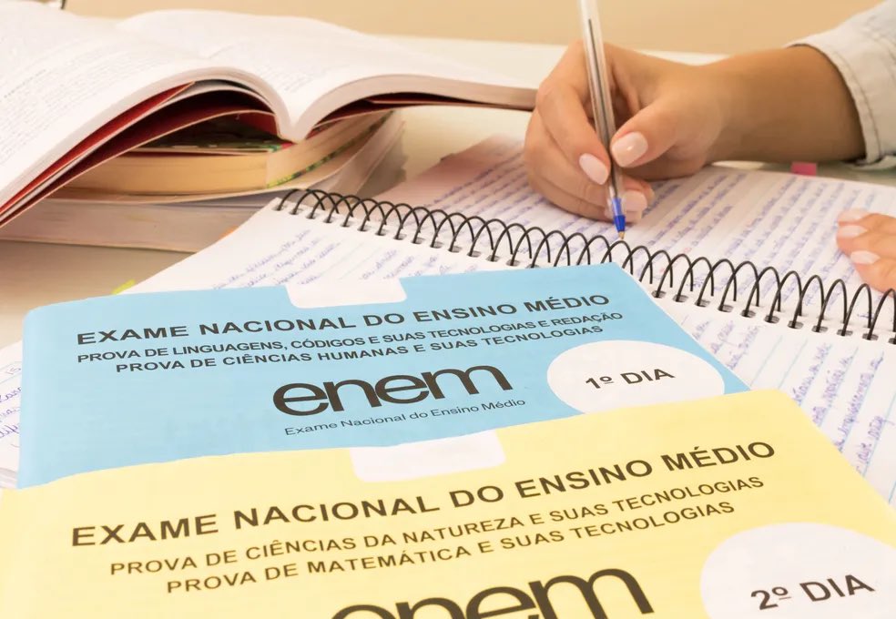 choquei's tweet photo. 🚨GRAVE: 86% das questões do Enem 2023 criticado por bolsonaristas foram feitas sob governo Bolsonaro.

Os dados foram apresentados pelo presidente do Inep (Instituto Nacional de Estudos e Pesquisas Educacionais), Manuel Palácios, nesta quarta-feira (8) na Câmara dos Deputados. https://t.co/txjW6MRsic