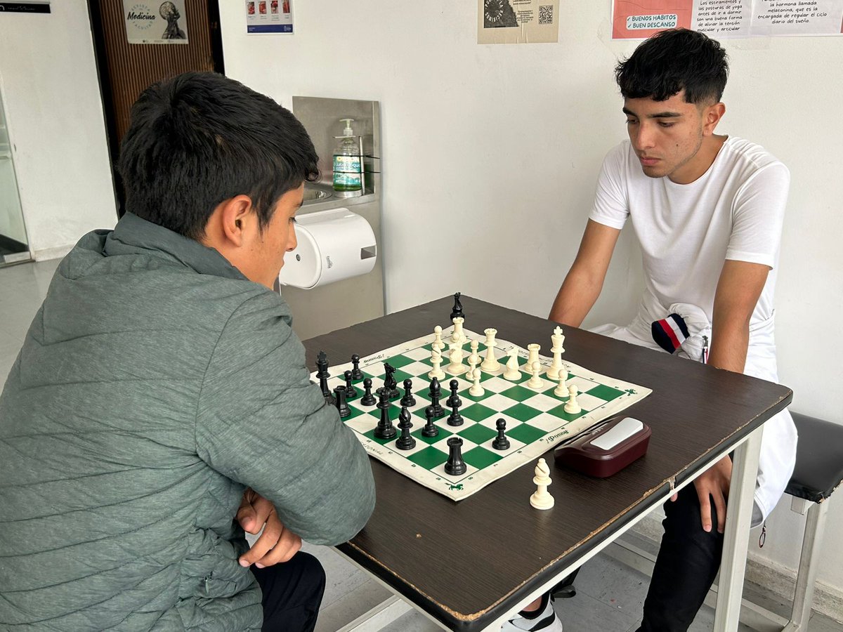 MedicinaUNAL's tweet photo. #HoyEnMiFacultad nuestros estudiantes se divirtieron participando en el inicio del torneo de ajedrez de nuestra facultad. https://t.co/c68LhEHap5